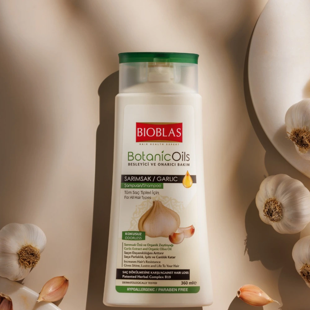 Bioblas Sarımsak Şampuanı, dökülmeye karşı özel formülüyle saçları kökten uca güçlendirir
